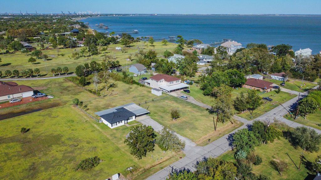 306 Oakhurst Street, La Porte, TX 77571