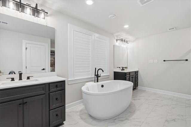 319 Crest Ln, Adams Twp, PA 16046