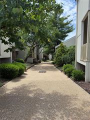 670 Coeur De Royale Drive A, Creve Coeur, MO 63141