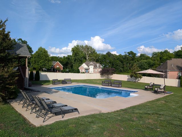 2010 Brunswick Dr, Lebanon, TN 37087