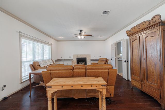 1520 Lakefield Drive, Sealy, TX 77474