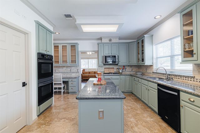 1520 Lakefield Drive, Sealy, TX 77474