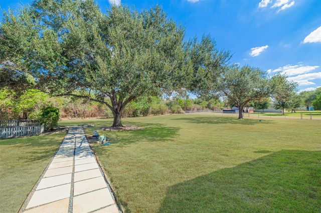 1520 Lakefield Drive, Sealy, TX 77474