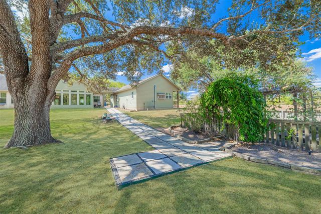 1520 Lakefield Drive, Sealy, TX 77474