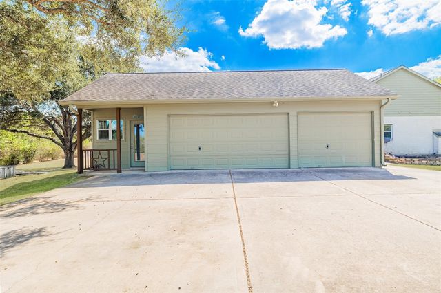 1520 Lakefield Drive, Sealy, TX 77474