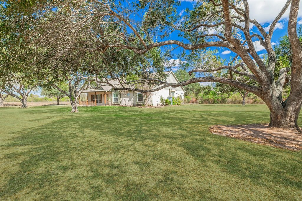 1520 Lakefield Drive, Sealy, TX 77474