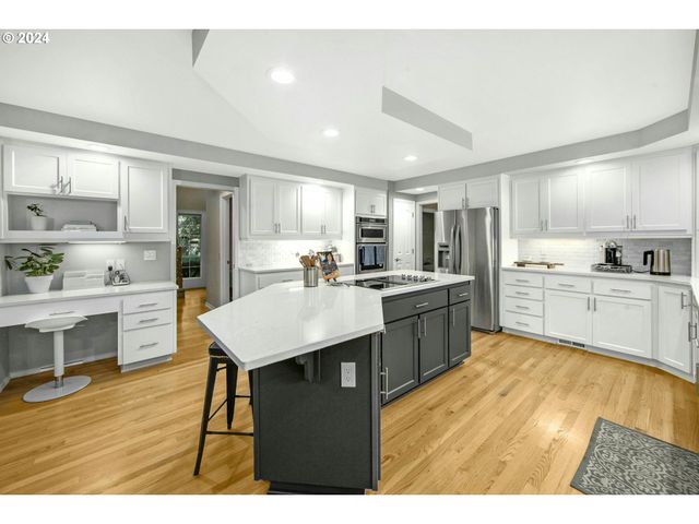6044 Sw KNIGHTSBRIDGE Dr, Portland, OR 97219