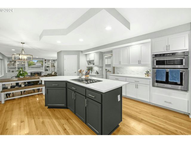 6044 Sw KNIGHTSBRIDGE Dr, Portland, OR 97219