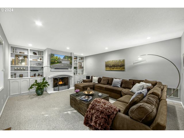 6044 Sw KNIGHTSBRIDGE Dr, Portland, OR 97219