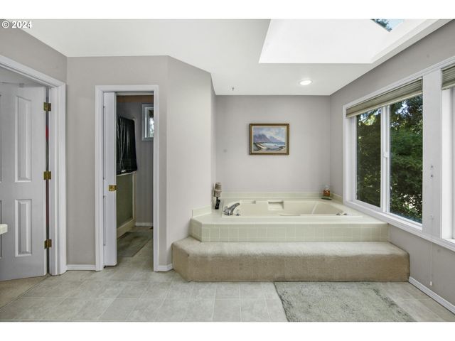 6044 Sw KNIGHTSBRIDGE Dr, Portland, OR 97219