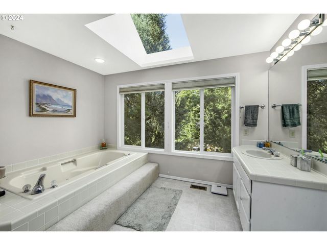 6044 Sw KNIGHTSBRIDGE Dr, Portland, OR 97219