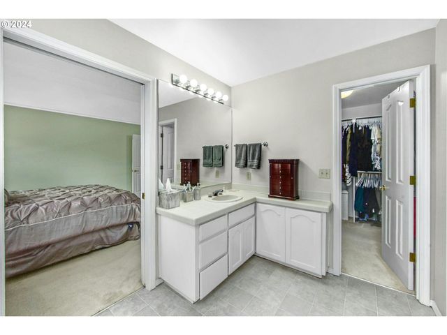 6044 Sw KNIGHTSBRIDGE Dr, Portland, OR 97219