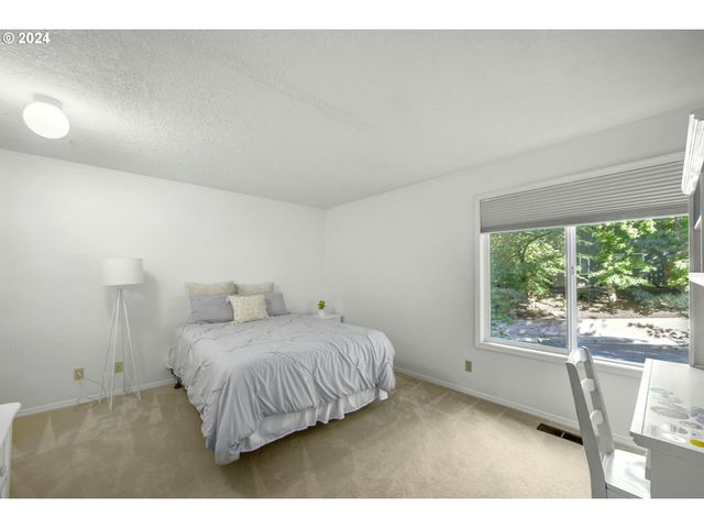 6044 Sw KNIGHTSBRIDGE Dr, Portland, OR 97219