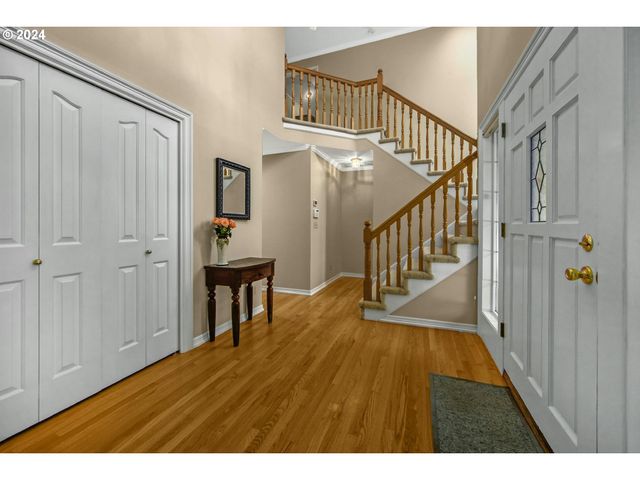 6044 Sw KNIGHTSBRIDGE Dr, Portland, OR 97219