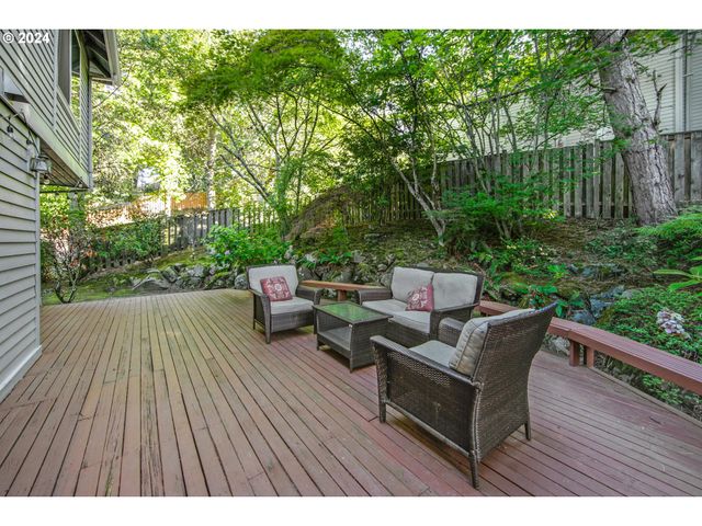 6044 Sw KNIGHTSBRIDGE Dr, Portland, OR 97219