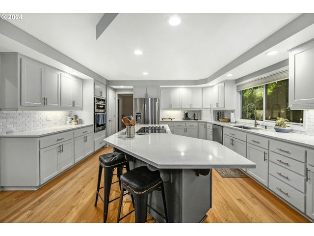 6044 Sw KNIGHTSBRIDGE Dr, Portland, OR 97219