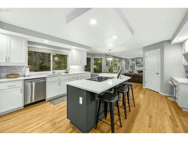 6044 Sw KNIGHTSBRIDGE Dr, Portland, OR 97219