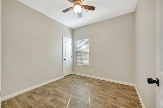 904 W Sealy B, Alvin, TX 77511