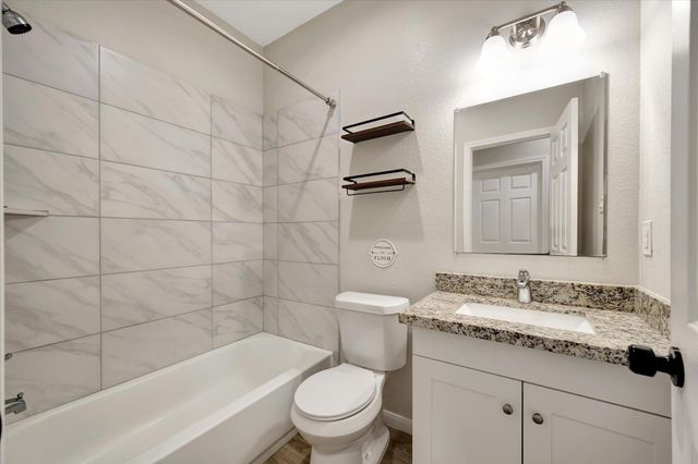 904 W Sealy B, Alvin, TX 77511