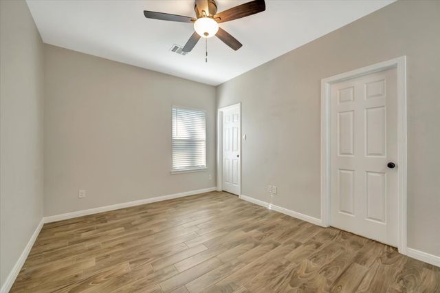 904 W Sealy B, Alvin, TX 77511