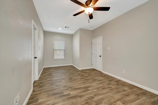 904 W Sealy B, Alvin, TX 77511