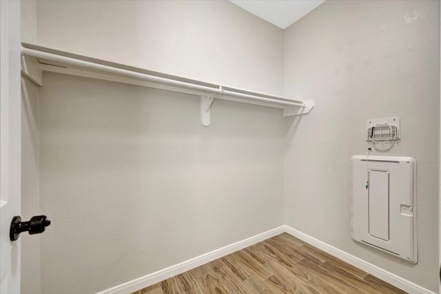 904 W Sealy B, Alvin, TX 77511