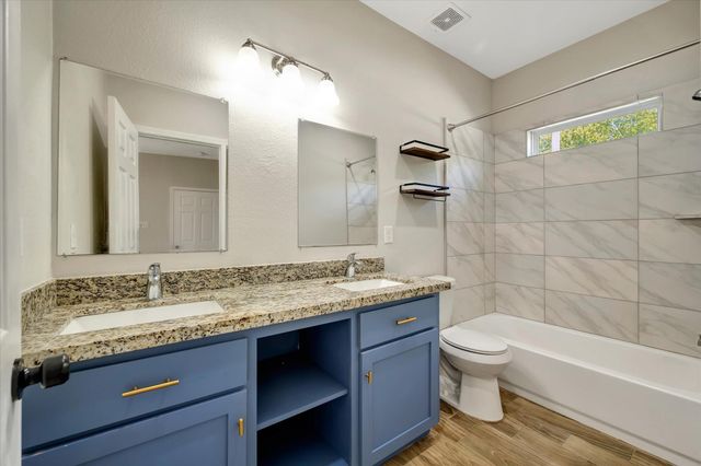 904 W Sealy B, Alvin, TX 77511