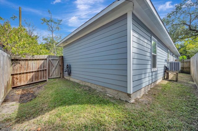 904 W Sealy B, Alvin, TX 77511