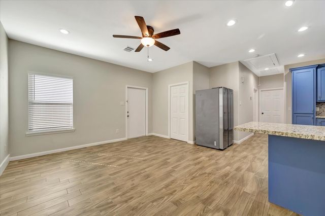 904 W Sealy B, Alvin, TX 77511