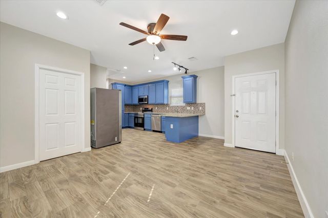 904 W Sealy B, Alvin, TX 77511