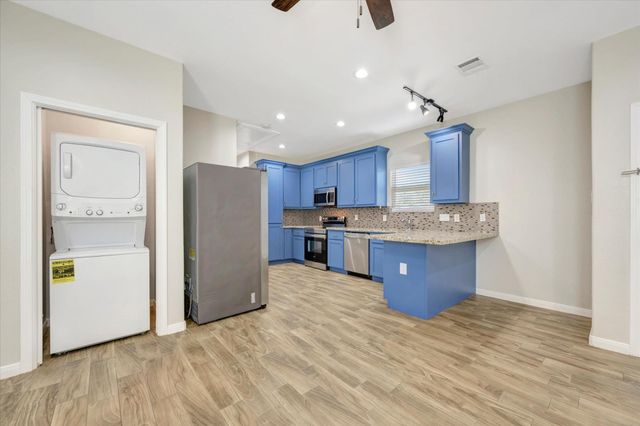 904 W Sealy B, Alvin, TX 77511