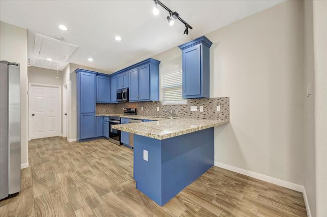 904 W Sealy B, Alvin, TX 77511