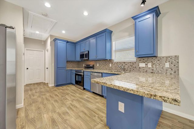 904 W Sealy B, Alvin, TX 77511