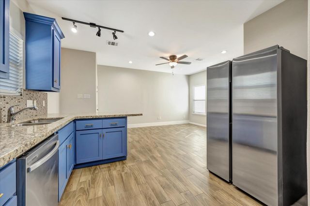 904 W Sealy B, Alvin, TX 77511