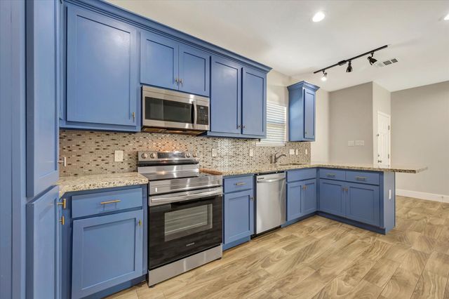 904 W Sealy B, Alvin, TX 77511