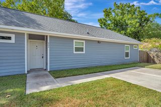 904 W Sealy B, Alvin, TX 77511