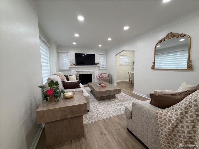 7001 Mayburn Street, Dearborn Heights, MI 48127