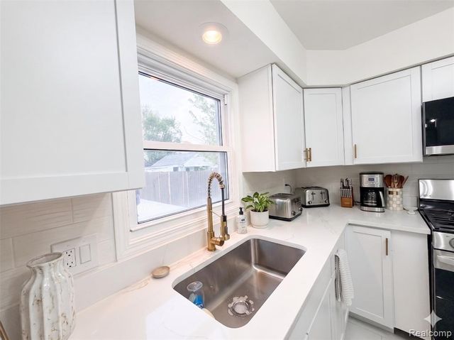 7001 Mayburn Street, Dearborn Heights, MI 48127