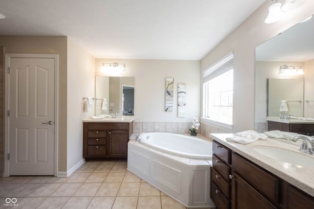 13086 Avon Cross Way, Fishers, IN 46037