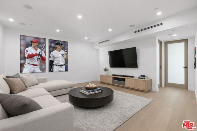 5130 Medina Road, Woodland Hills (los Angeles), CA 91364