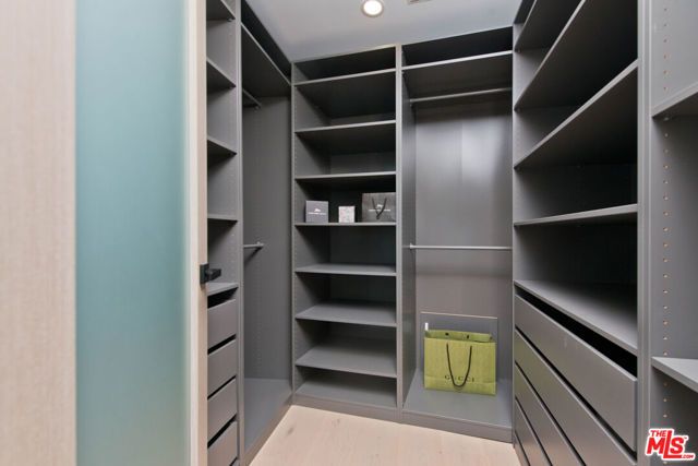 5130 Medina Road, Woodland Hills (los Angeles), CA 91364