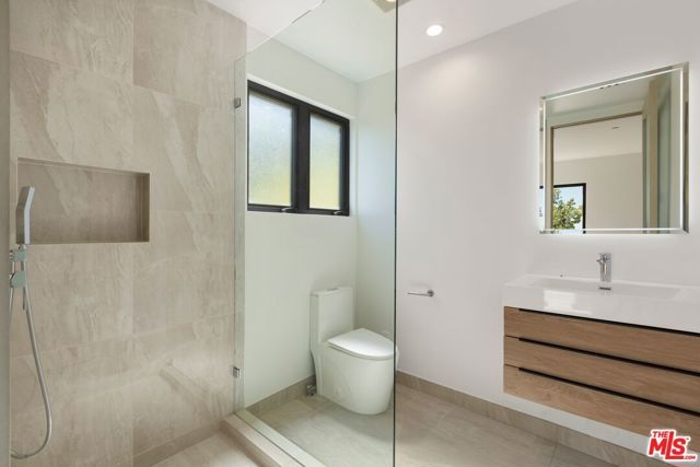 5130 Medina Road, Woodland Hills (los Angeles), CA 91364