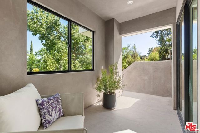 5130 Medina Road, Woodland Hills (los Angeles), CA 91364