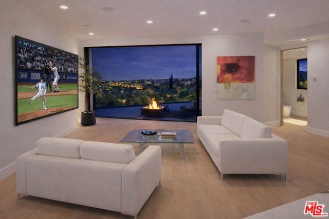 5130 Medina Road, Woodland Hills (los Angeles), CA 91364