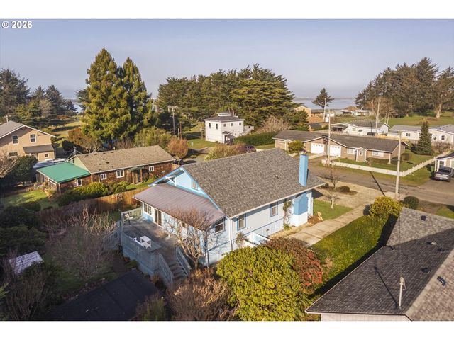 830 DIVISION St Se, Bandon, OR 97411