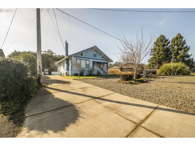 830 DIVISION St Se, Bandon, OR 97411