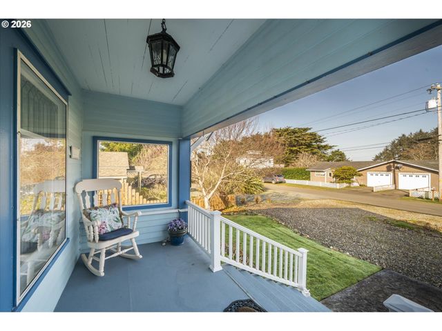 830 DIVISION St Se, Bandon, OR 97411