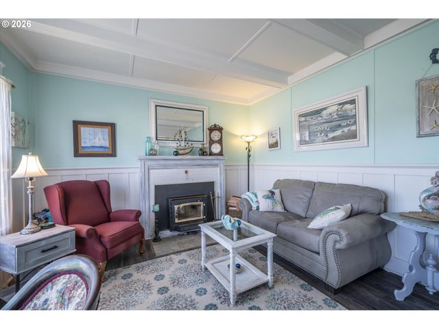 830 DIVISION St Se, Bandon, OR 97411