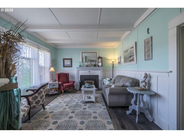 830 DIVISION St Se, Bandon, OR 97411