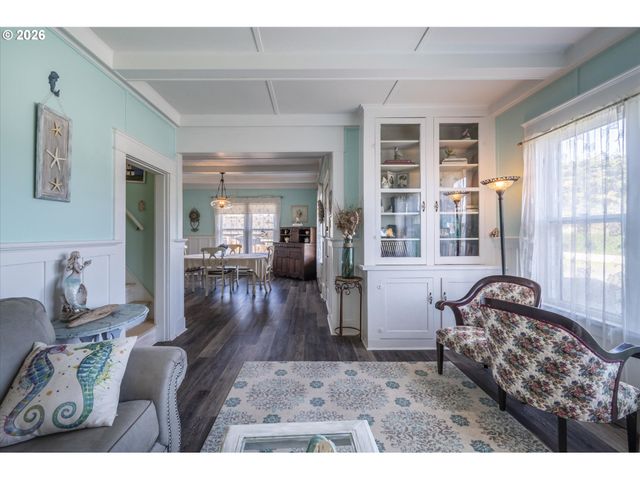 830 DIVISION St Se, Bandon, OR 97411